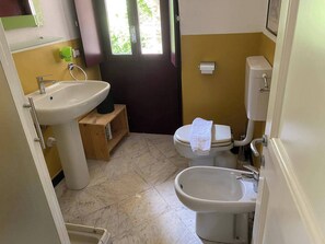 Shower, towels - Oliveto Sleeps 4 With Private Garden (Castelbianco)