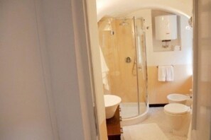 A bathroom with a glass shower enclosure, a sink, and a toilet. - 2 Bed House Sleeps 5 - Terrace - Communal Pool (Castelbianco)