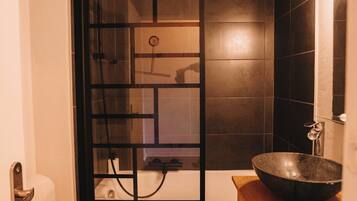 Een haardroger, handdoeken, zeep, toiletpapier