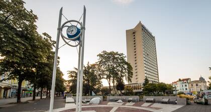2 Bedrooms - Downtown Square - Relax to the Max