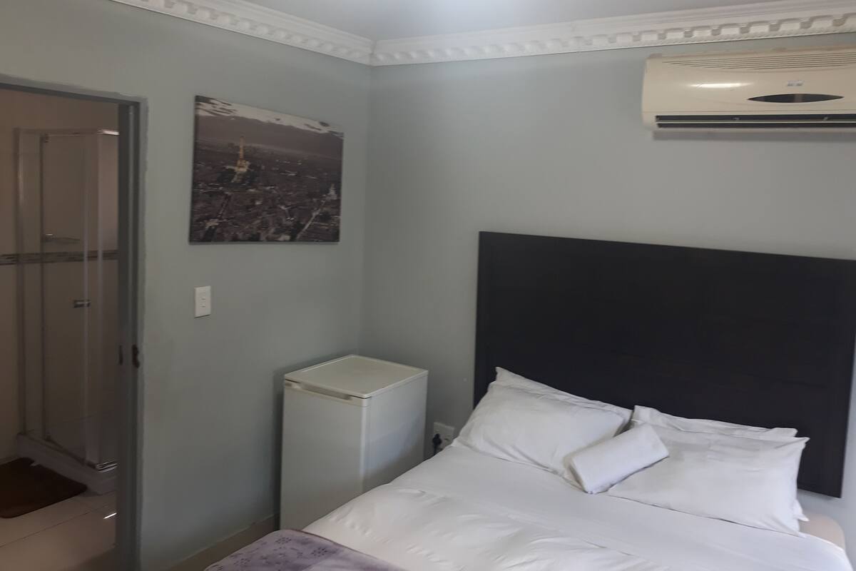 Double Room | Desk, laptop workspace, WiFi (free), bed sheets
