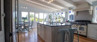 Scenic Homestead Retreat Near New Plymouth
