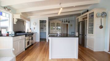 Réfrigérateur, micro-ondes, lave-vaisselle, grille-pain