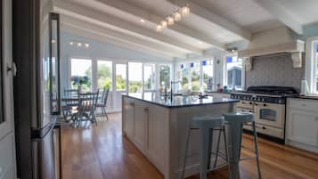 Réfrigérateur, micro-ondes, lave-vaisselle, grille-pain