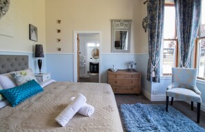 4 bedrooms, iron/ironing board, WiFi, bed sheets