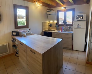Geladeira, micro-ondas, fogão, cooktop