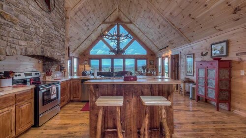 Cloud Top Cabin- Pet Friendly | Screened Porch | Long Range Views | Close to Town