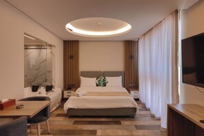 Suite Deluxe, 2 habitaciones, habitaciones comunicadas (Jacuzzi) | Minibar (con algunos artículos gratuitos), caja fuerte, cortinas opacas