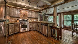 Una cocina moderna con armarios de madera, un horno de acero inoxidable y un lavavajillas.
