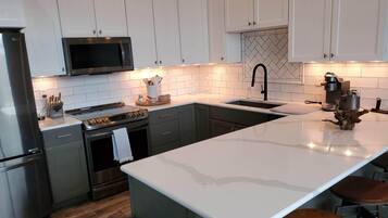 Réfrigérateur, micro-ondes, four, plaque de cuisson