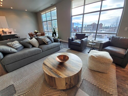 Kaupunkitalohuoneisto, jossa kaksi makuuhuonetta ja kaksi kylpyhuonetta, sijaitsee DT Missoulassa! 