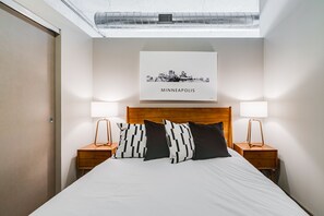 1 室のベッドルーム、デスク、WiFi (無料)、ベッドシーツ