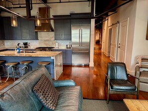 Smart TV, Netflix, Hulu, streaming services - Private Elevator - 2500 SQFT Full Floor - Luxury 3BD/3.5Bath - Grocery/Superdome (New Orleans)