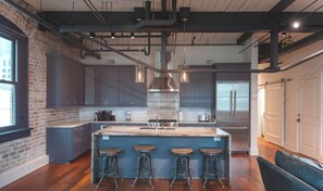 Frigorífico, microondas, horno y placa de cocina