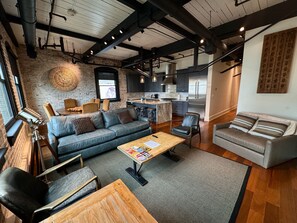 Smart TV, Netflix, Hulu, streaming services - Private Elevator - 2500 SQFT Full Floor - Luxury 3BD/3.5Bath - Grocery/Superdome (New Orleans)