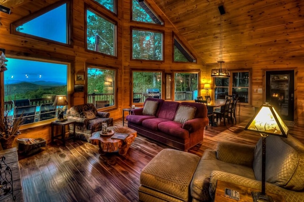 Télévision à écran plat, cheminée, jeux vidéo, lecteur de DVD