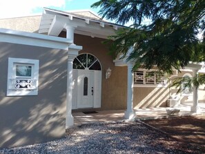 Exterior detail - Yorkshire Place Perfectly located near the cable beach (Nassau)