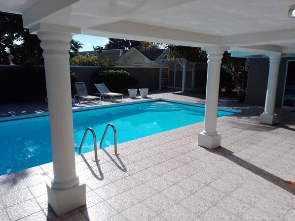 Outdoor pool - Yorkshire Place Perfectly located near the cable beach (Nassau)