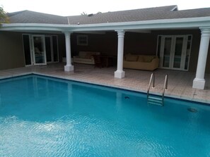 Outdoor pool - Yorkshire Place Perfectly located near the cable beach (Nassau)