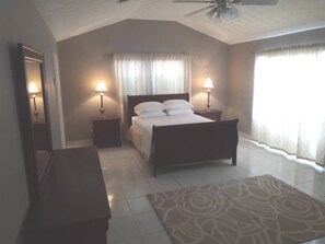 4 bedrooms, WiFi - Yorkshire Place Perfectly located near the cable beach (Nassau)