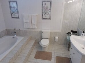 Bathroom - Yorkshire Place Perfectly located near the cable beach (Nassau)