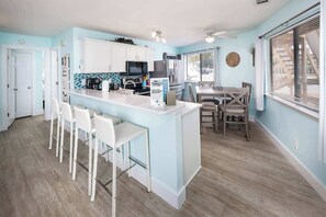 Kylskåp, mikrovågsugn, ugn och spishäll