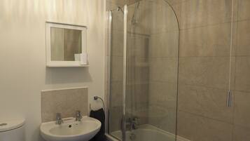 Family Cottage, Private Bathroom, Garden View | Bilik Mandi