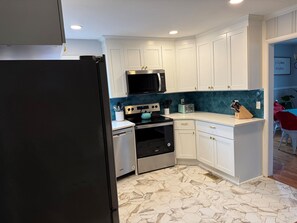 Een koelkast, een magnetron, een oven, een kookplaat