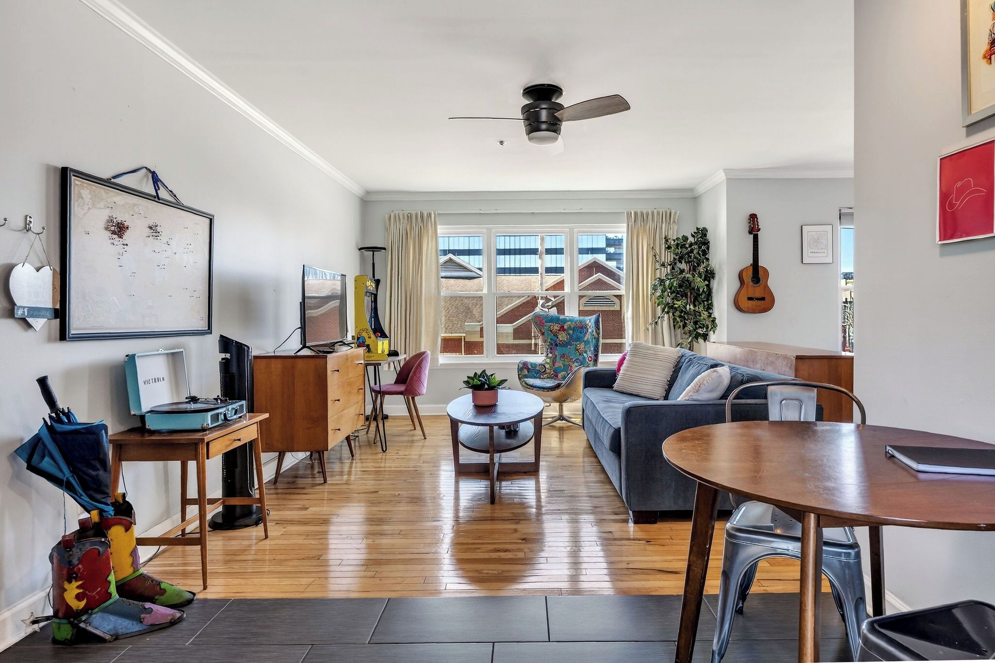 智能电视、书、立体声音响