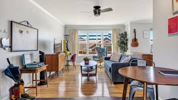 Smart TV, books, stereo