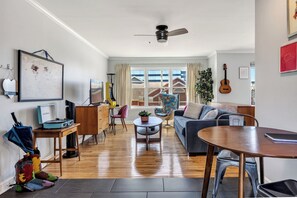 Smart TV, books, stereo - Spring Break! Walk 2 Bars! Free Parking! #604 (Nashville)