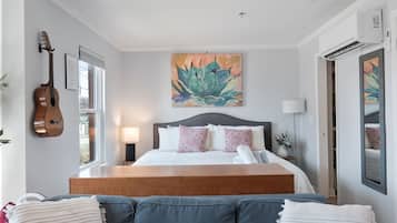 Smart TV, books, stereo