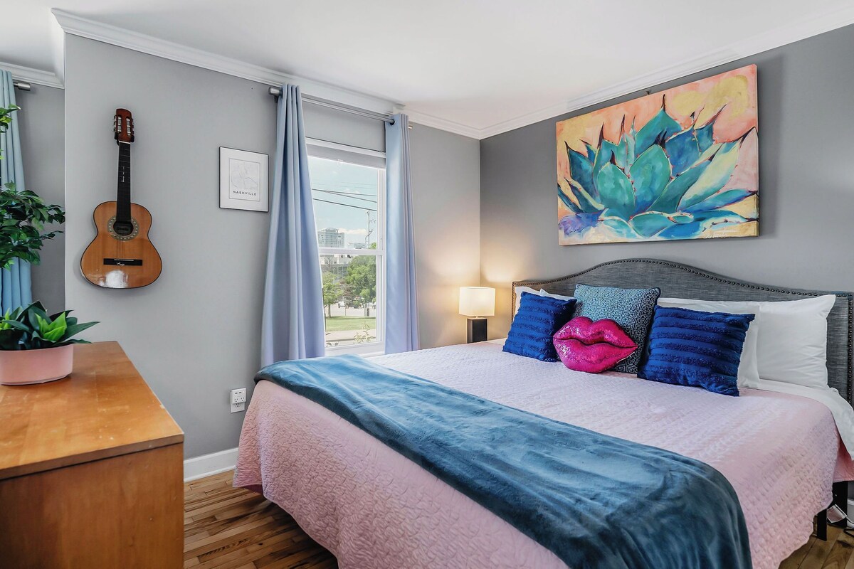 Cute/Comfy! Walk 2 Bars! Free Parking!