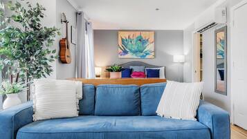 Smart TV, books, stereo