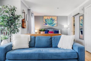 Smart TV, books, stereo