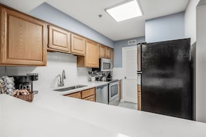 Geladeira, micro-ondas, fogão, cooktop