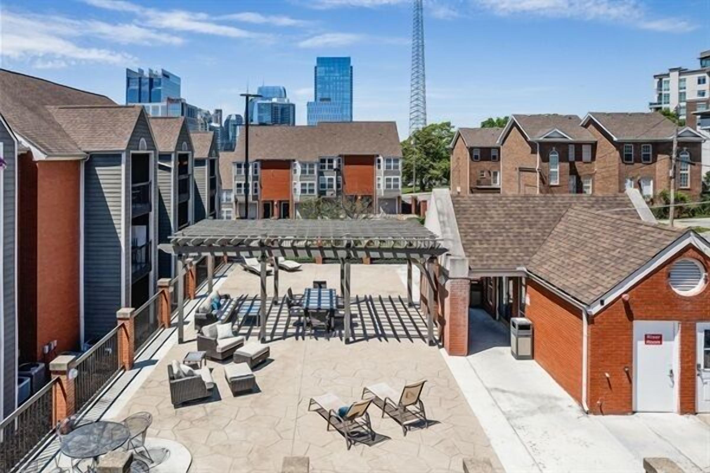 Balcony! Park4Free! Walk to Honkytonks