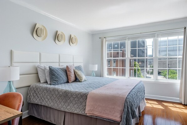 1 chambre, bureau, fer et planche à repasser, lit de bébé portatif