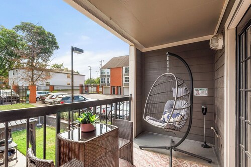 Free Parking! Walk to Broadway! Balcony!