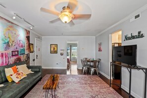 Smart TV, books, music library, video library - Walk 2 Bars|Free Parking|Balcony (Nashville)