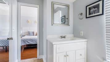 Great apartment with all you need and a short easy walk to Broadway and all the excitement. Would definitely stay again