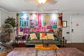 Una Smart TV, libros, una biblioteca de música, una videoteca