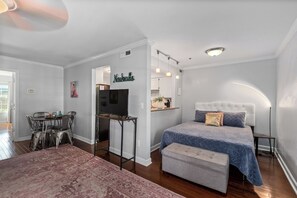 1 Schlafzimmer, Schreibtisch, Bügeleisen/Bügelbrett, Reisekinderbett