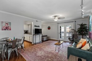 Téléviseur connecté, livres, sélection de musique, sélection de films