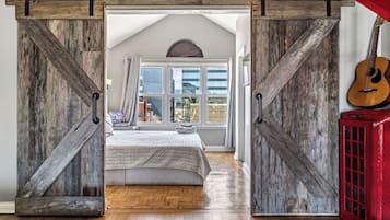 2 bedrooms, desk, iron/ironing board, travel crib