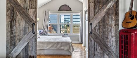 2 室のベッドルーム、デスク、アイロン / アイロン台、旅行用ベビーベッド