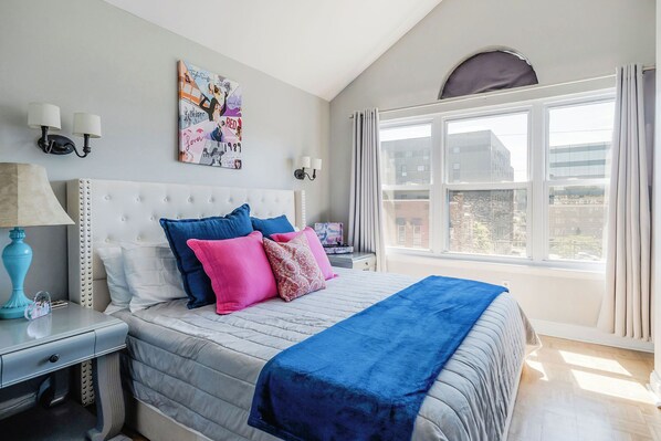 2 chambres, bureau, fer et planche à repasser, lit parapluie