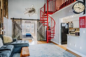 TV connectée, lecteur de DVD, livres, médiathèque