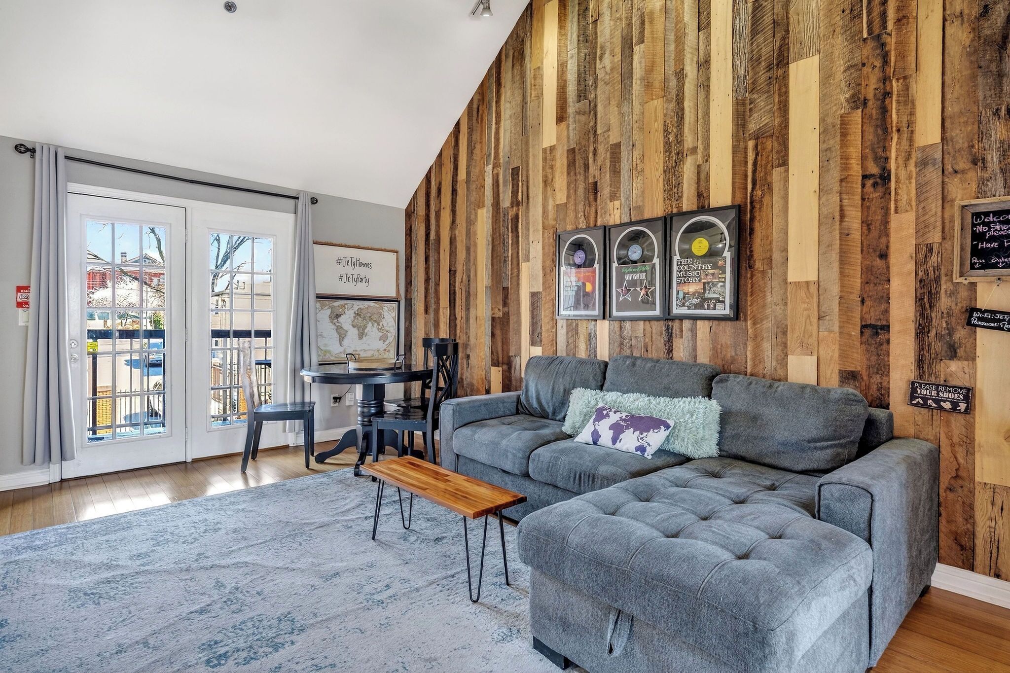 智能电视、DVD 播放器、书、音乐库