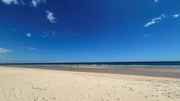 Aan het strand, ligstoelen aan het strand